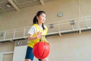 バスケットボールで捻挫が起きやすい場面は？応急処置と防ぐ方法を解説