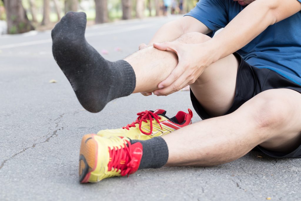 運動中に足がつる原因は水分不足?マグネシウムとの関係と予防法を解説