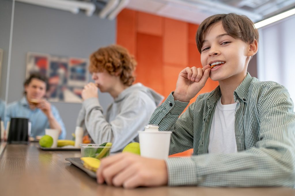 学生アスリートのたんぱく質摂取量は?体重別の計算方法と食事例